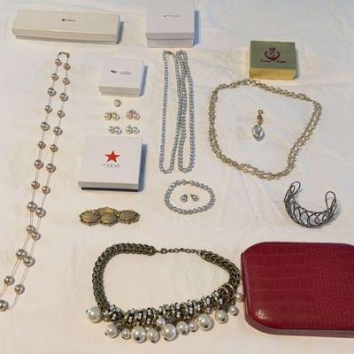 Pearl Necklaces & Bracelets 