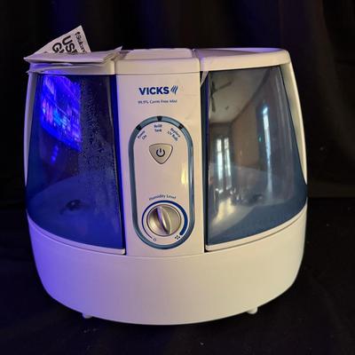 Lot 434: Vicks Germ-Free Cool Mist Humidifier with UV Technology