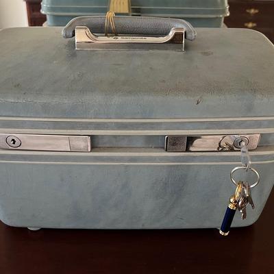 Lot 318: Vintage Samsonite Bath and Accessories Hard Case
