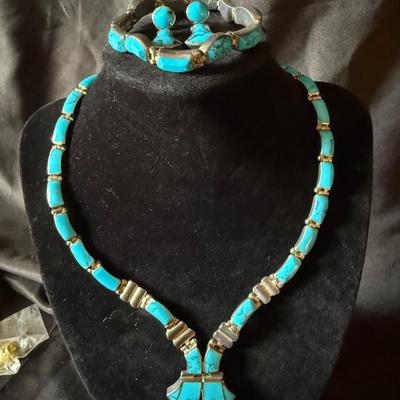 Lot 511: Sterling Silver & Turquoise Necklace and Earrings Set – Mexico 925