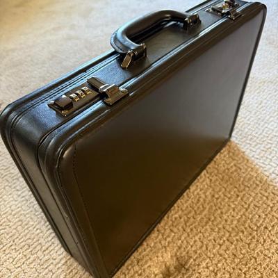 Lot 507: Samsonite Black Leather Briefcase with Combination Locks