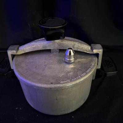 Lor 427: Vintage Wear-Ever Aluminum Pressure Cooker – Made in USA by Alcoa