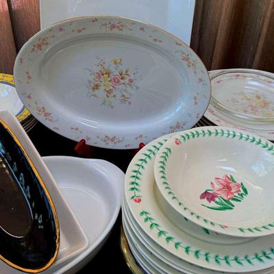 Lot 115:  Miscellaneous Dishes, Serving Dishes, Platters