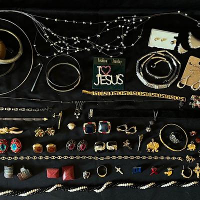 Lot 301: Mixed Costume Jewelry 