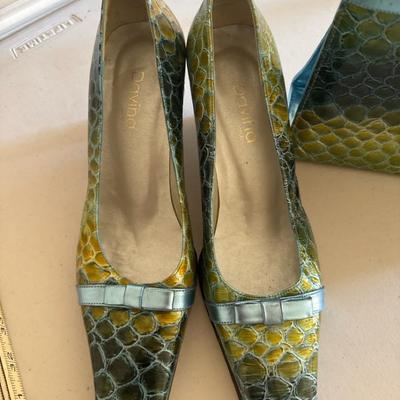 Lot 528: Women’s Davina Shoes With Matching Purses 