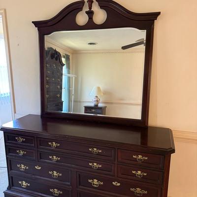 Lot 500: Solid Cherry Colonial Revival Bedroom Set – Kling/Ethan Allen Quality – Dresser w/ Mirror &