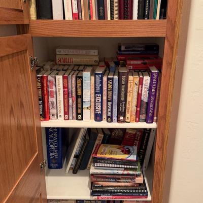 Huge lot of books! Sandra Brown, Nora Roberts, Danielle Steel, encyclopedias.