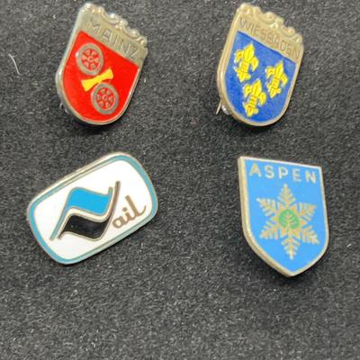Collection Of Vintage Travel Pins: Germany And USA Ski Towns - Vail, Aspen, Mainz And Wiesbaden 