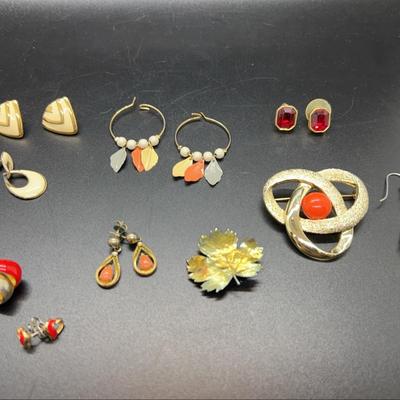 Fall Jewelry -  Orange And Red And Gold Color Jewelry: Large Sarah Coventry Brooch