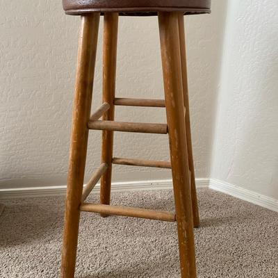 Wood Barstool with Round Leather Top