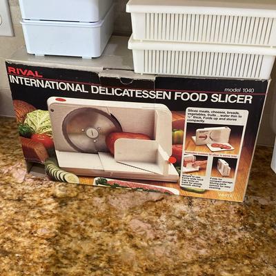 Food Slicer With Multiple Sprout Master Containers