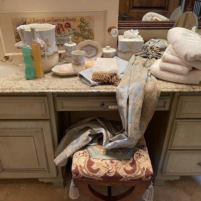 “Croscill Home” Bathroom Set
