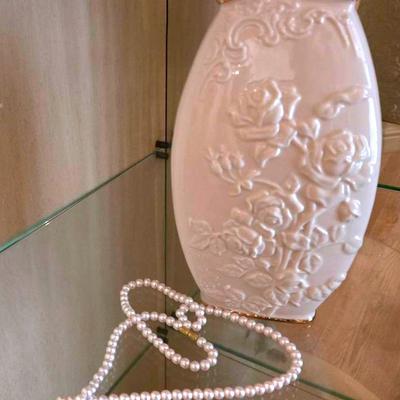 "Lenox" White Roses Vase