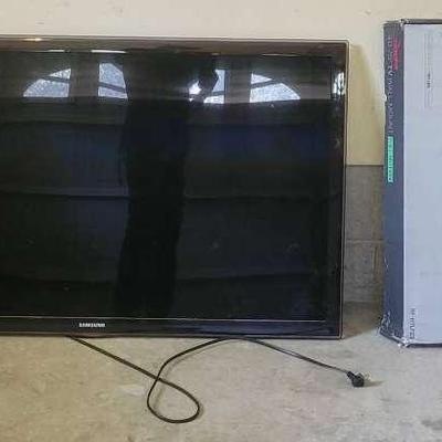 Samsung Flat Screen TV with Wall Mount