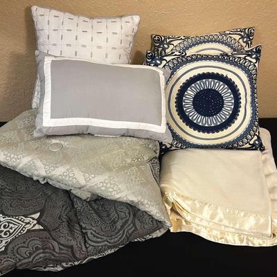 Comforter (King Size), Throw Pillows & Throw Blanket Mixed Lot