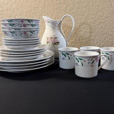 Farberware Brandywine 4-Piece Place Setting w/Pitcher