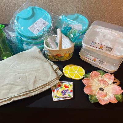 Outdoor Dining Lot: Pampered Chef & Miscellaneous Accessories 