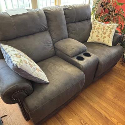 Reclining loveseat