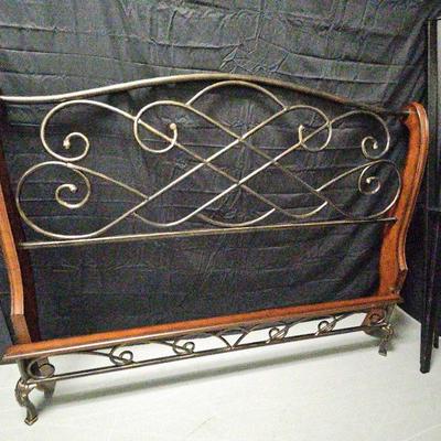 Elegant Queen-Sized Metal and Wood Scrollwork Bed Frame – Complete with Rails
