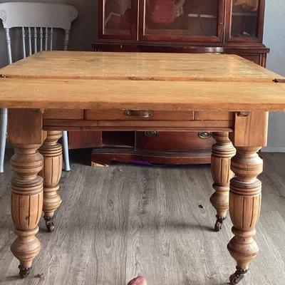 Victorian Farmhouse Pine Extendable Dining Table 