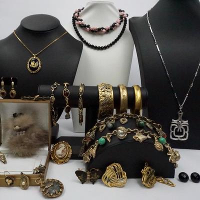 Vintage Costume Jewelry: Brooches, Bracelets, Necklaces, Earrings