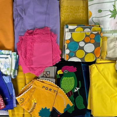 Vintage Linens: Tableclothes, Cloth Napkins, Aprons