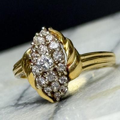 14K Gold Diamond Cluster Ring With Ribbed Accents - Size 7.5