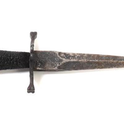Lot 16 1600 s european medieval dagger