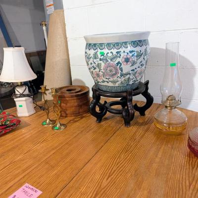 Oil lamps, decorative pot on a stand