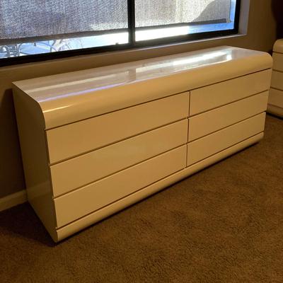 Modern looking white tone Bedroom Dresser