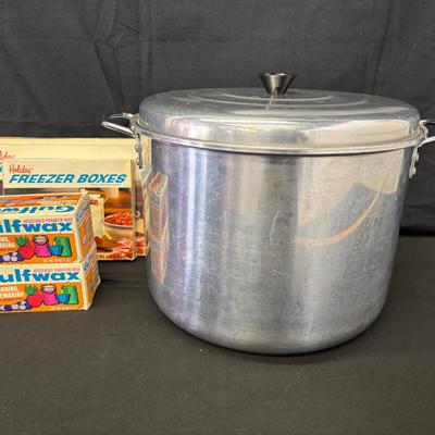 Food Storage Lot - Stainless Steel Water Bath Canner with Jar Rack and Lid
Multiuse pot