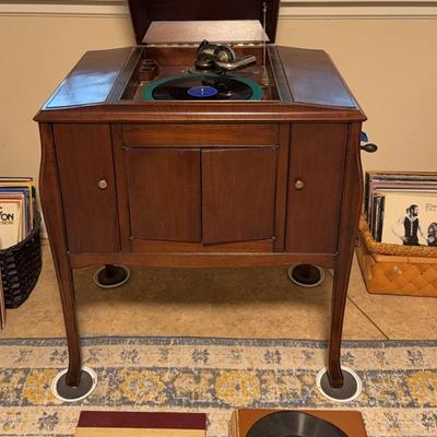 Victor Victrola -  Gramophone with Records 