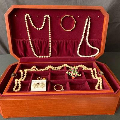 Pr221 jewelry box with some treasures