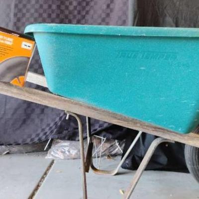 Pr138 green wooden handle wheel barrow