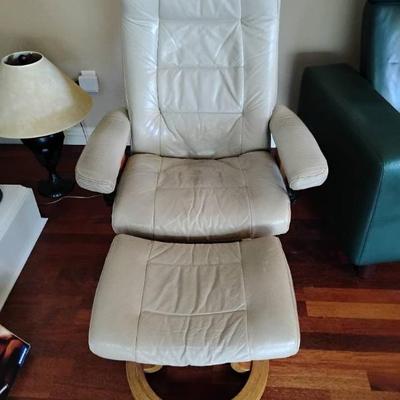 Pr206v ekornes stressless chair and ottoman