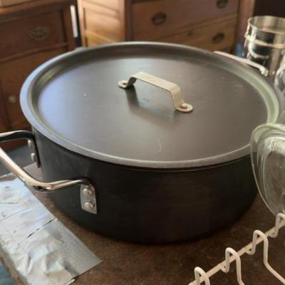 Calphalon Signature Hard-Anodized Nonstick Dutch Oven