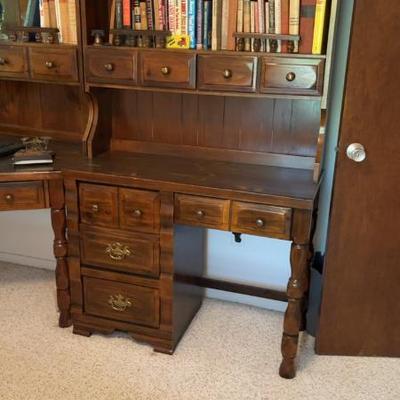 Wooden Secretary Desk with Hutch (70 x 40 x 18)