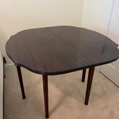 $150 Vintage Hepplewhite-style flip top card table; approx. 29 1/4" x 36" x 17 1/2" (35")