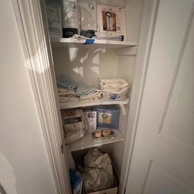 Sale Photo Thumbnail #24: Assortment of linens