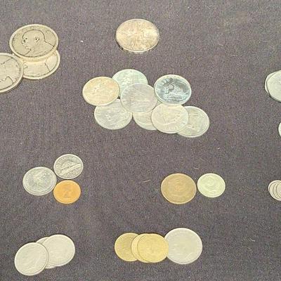 INTERNATIONAL COIN COLLECTION INCLUDING SILVER YUAN SHIKAI DOLLARS AND A LIBERTAD