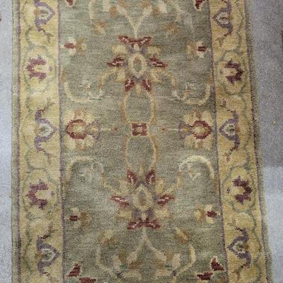 MIDSIZE GREEN/NEUTRAL RUG
