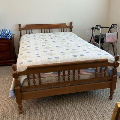 Wood Spindle Queen Size Bed