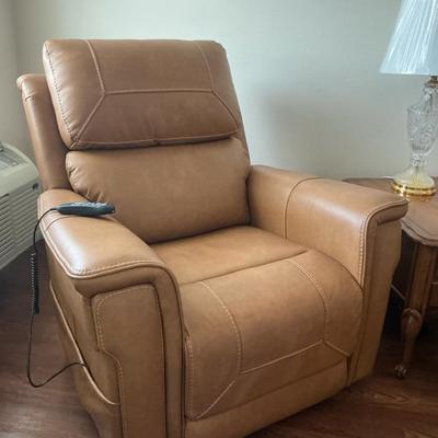 Kane’s Furniture Leather Lift Chair Cognac