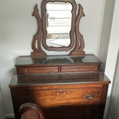 Ladies Vanity With Mirror