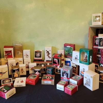 Hallmark Ornament Mystery - Lot 1 (BR4)