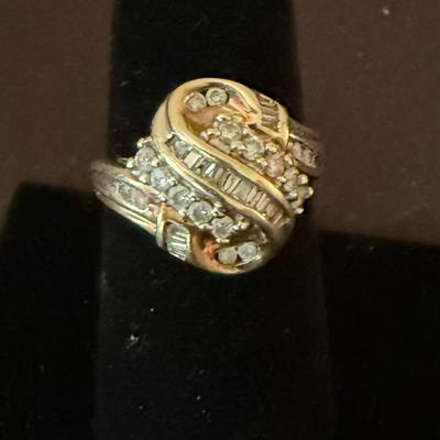 Lot 418: 10K Gold Diamond Cluster Ring – 4.3 Grams