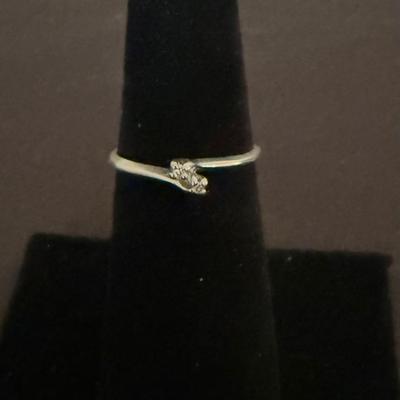 Lot 433: 14K Gold Petite Diamond Accent Ring – 1.4 Grams