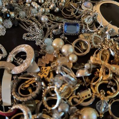 Lot 513: Broken Chains, Mis Matched Earrings, and Gold And silver Scrap