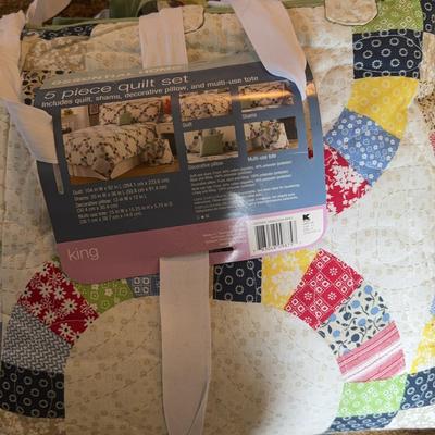 Lot 516: five Piece Quilt Set