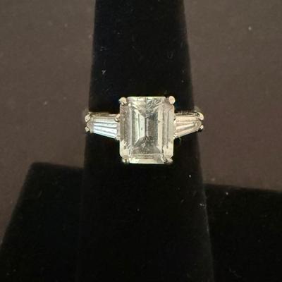 Lot 429: 14K Gold Ring with Emerald-Cut Spinel and Tapered Side Stones – 2.8 Grams